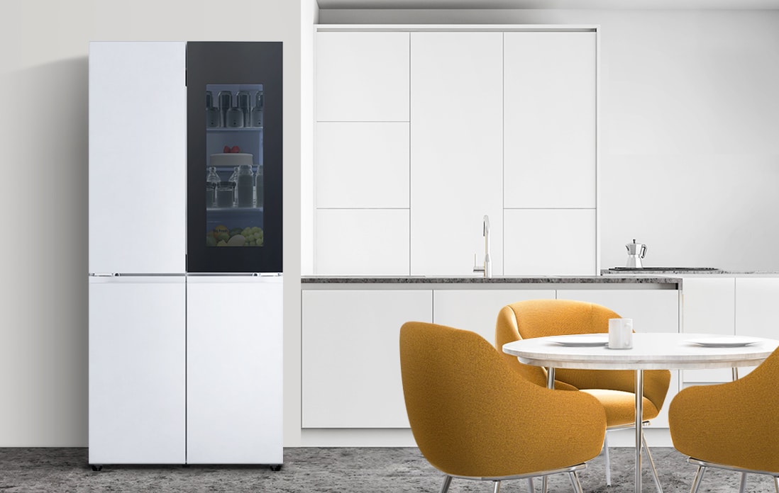 LG 雪櫃擺放於現代白色廚房中,搭配芥末黃色椅子,營造出乾淨而精緻的感覺。