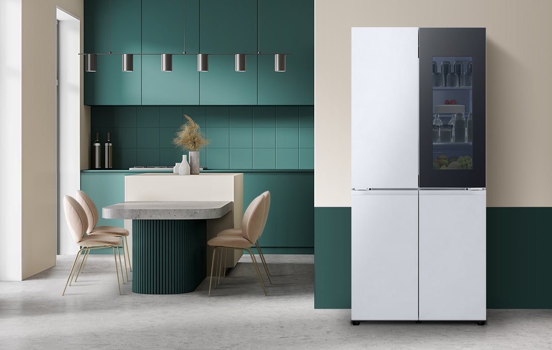 LG 雪櫃擺放於設計時髦的廚房中,搭配深綠色特色牆和米色椅子,令現代觀感昇華不少。