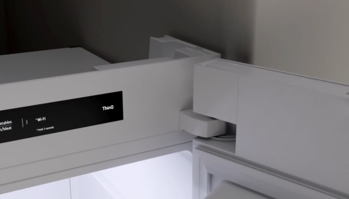 LG 雪櫃採用貼合無縫門鉸設計,無需額外空間,即可安裝在牆壁或櫃子旁。