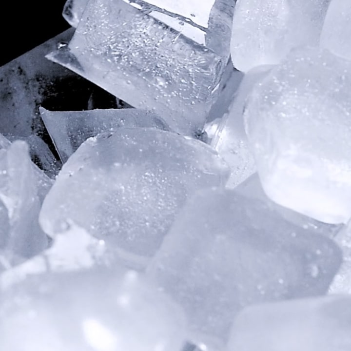 LG 雪櫃配備自動製冰器,無需水管也能製作充足的冰塊。