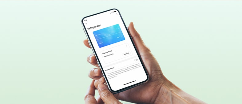 雙手拿著正在開啟 LG ThinQ 應用程式的手機