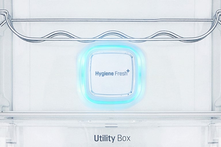 LG 冰箱內部,Hygiene Fresh+ 淨化系統帶藍光環繞,位於 Utility Box 上方。