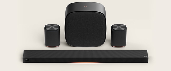 影院級 Immersive Suite 5 Pro 進階旗艦喇叭組合,配備 Sound Suite soundbar、兩個喇叭及一個低音喇叭。