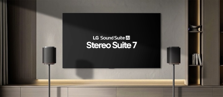 Sound Suite M7 喇叭組合擺放於安裝在灰色牆上的電視前。