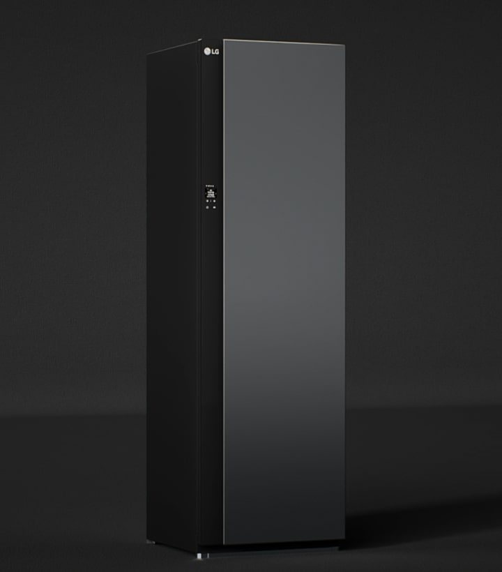 LG Dual TrueSteam™ 去除異味並以蒸氣燙平恤衫。