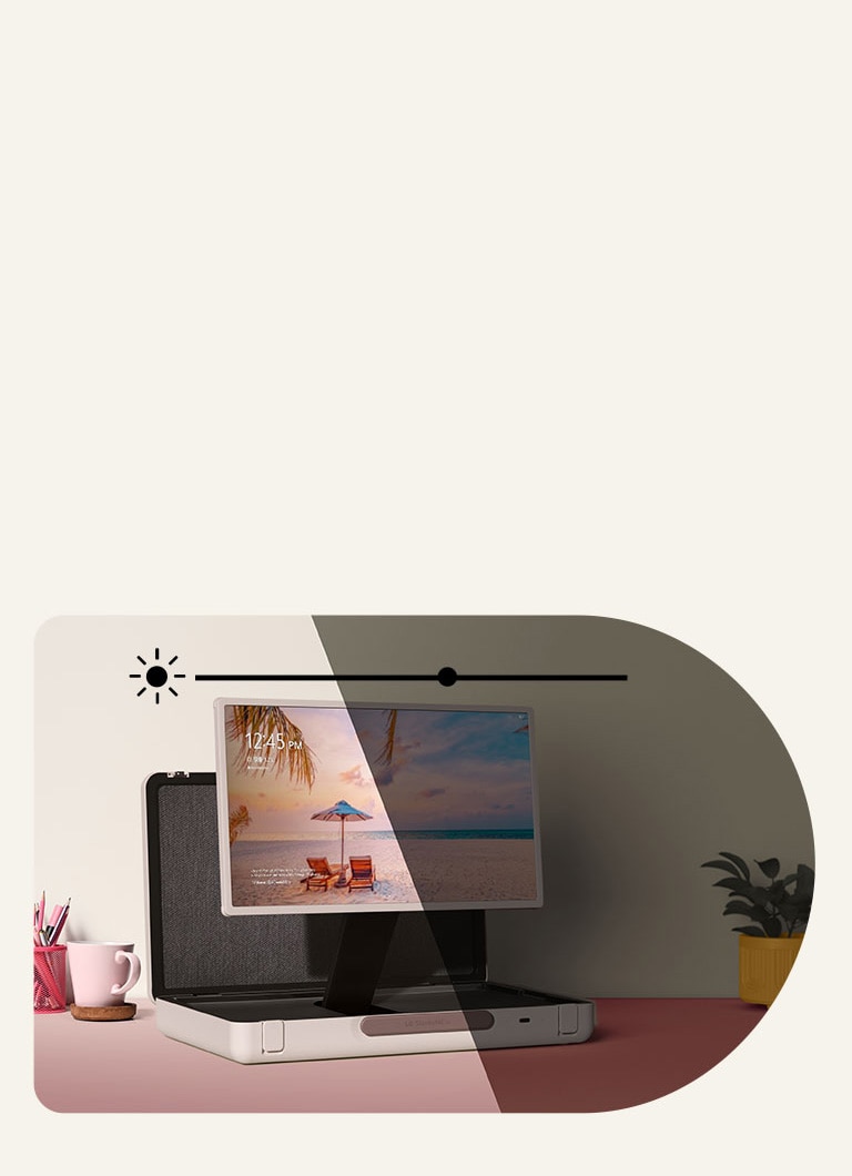 LG StanbyME Go 放在柔和色彩的桌子上,左側朝前。圖像頂部顯示亮度圖標。為說明自動亮度控制功能,圖像的一半是亮的,另一半是暗的。
