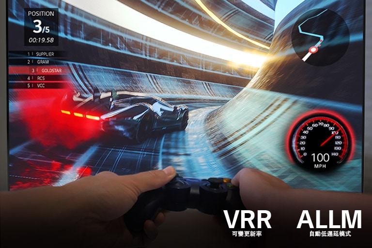 賽車遊戲螢幕,螢幕前兩隻手拿著遊戲控制器