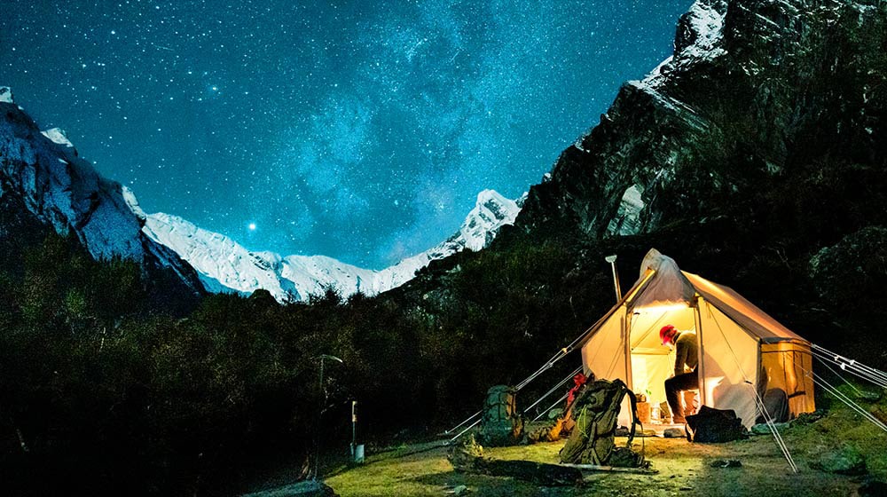 影片顯示有人在山間露營的畫面。網格覆蓋在圖片上，代表不同區域經過優化，使圖像更加明亮，進一步引人注目。