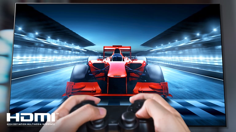 一位遊戲玩家在遊玩賽車遊戲的電視螢幕特寫鏡頭