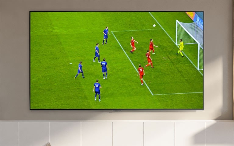 電視螢幕顯示足球員入球的畫面（播放影片）。