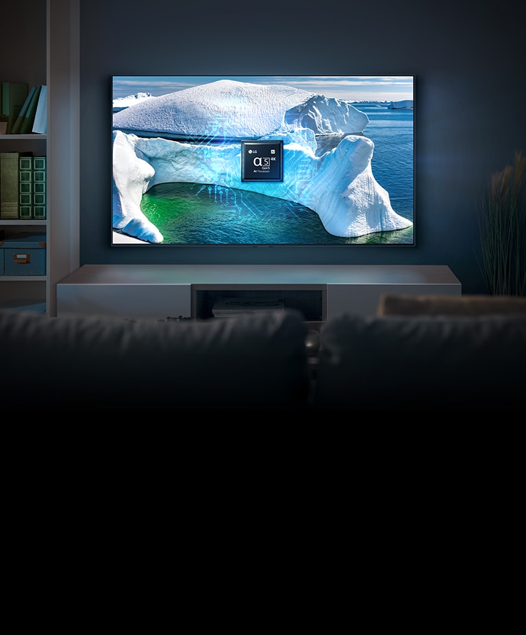 在電視屏幕上出現藍色冰川。 電視放在寬敞的客廳裏，背景為藍色。