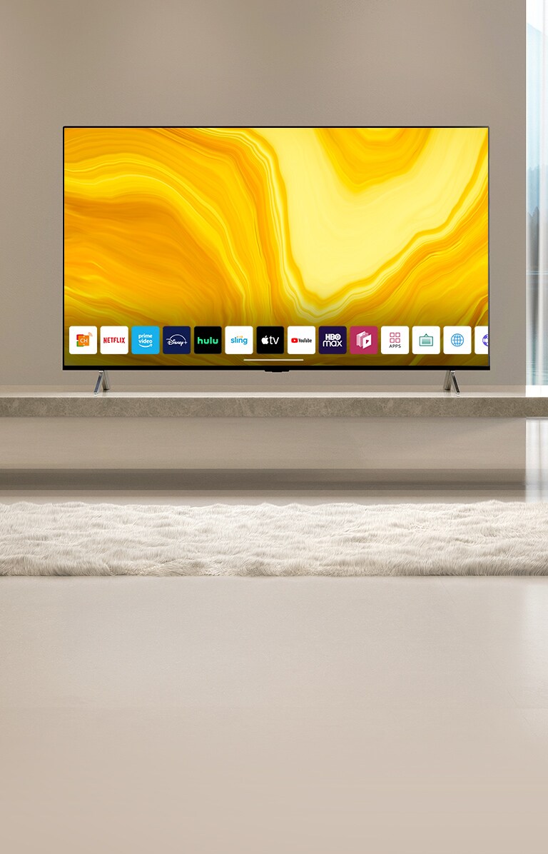 顯示向下滾動瀏覽 LG QNED 主畫面的圖像用戶介面。畫面轉變為顯示電視置於黃色客廳內。