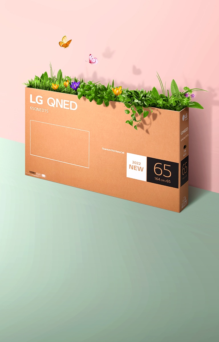 QNED 包裝盒有著粉紅及綠色背景襯托，盒內延伸出草及蝴蝶。