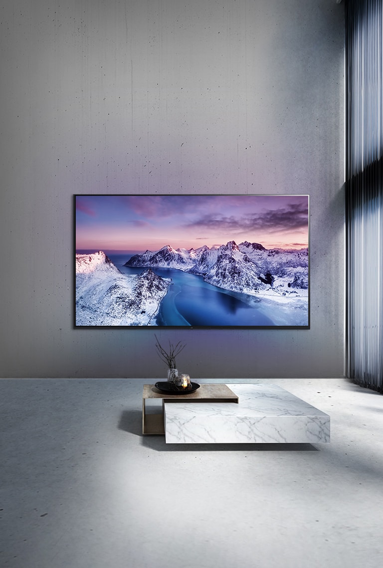 超高清電視安裝在禪宗風格裝飾桌子後的牆身上。