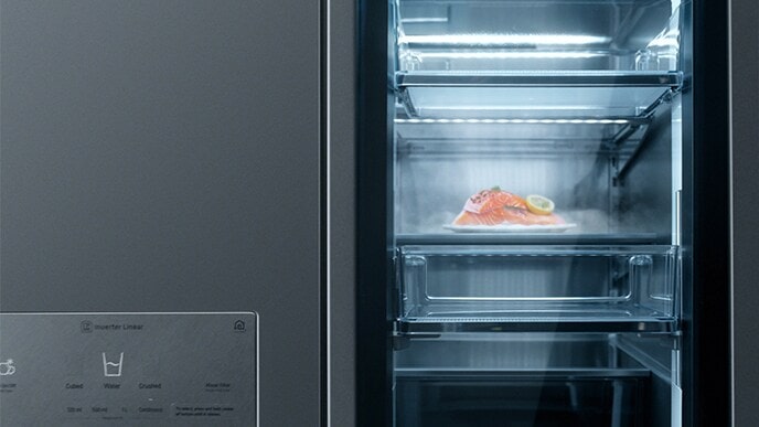 LG SIGNATUR冰箱InstaView的內部架子上放置有新鮮食品。
