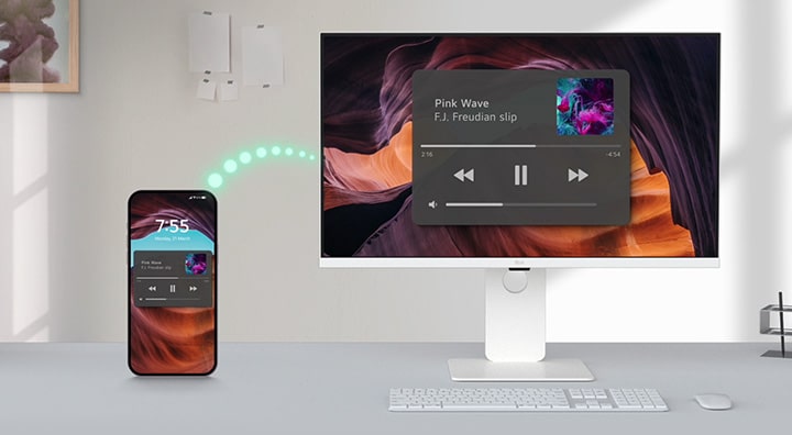 LG MyView Smart Monitor 能夠與各種智能設備無線連接，如手機和平板電腦。手機或平板電腦的螢幕能夠清晰地顯示。