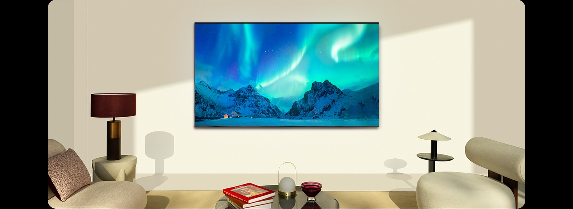 在白天，LG OLED 電視和 LG Soundbar 放置在現代生活空間中。顯示北極光的屏幕圖像具有理想的亮度水平。