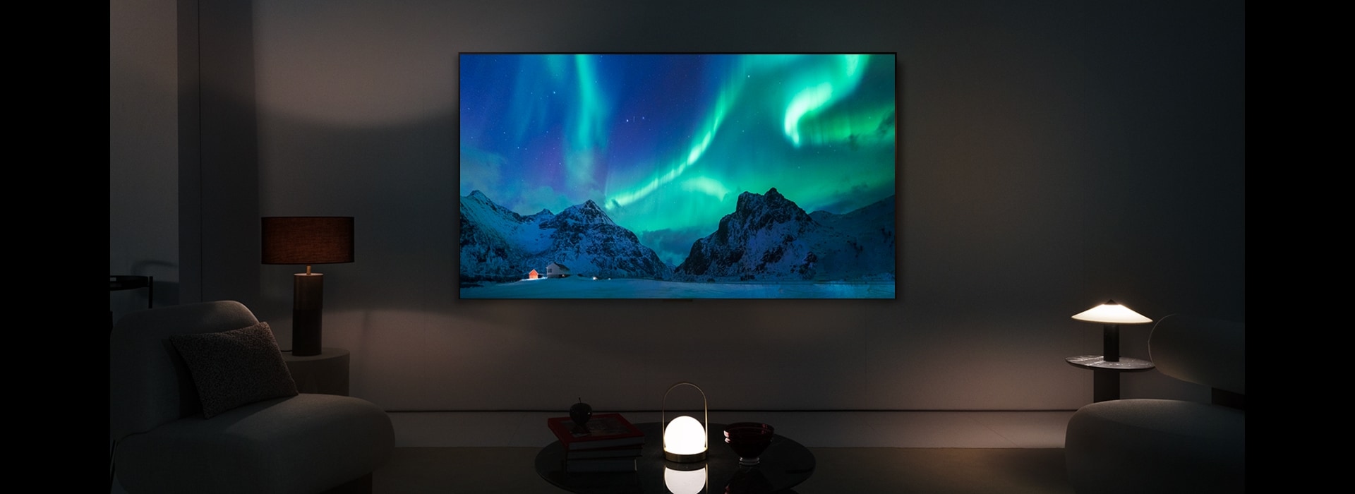 在晚上，LG OLED 電視和 LG Soundbar 放置在現代生活空間中。顯示北極光的屏幕圖像具有理想的亮度水平。