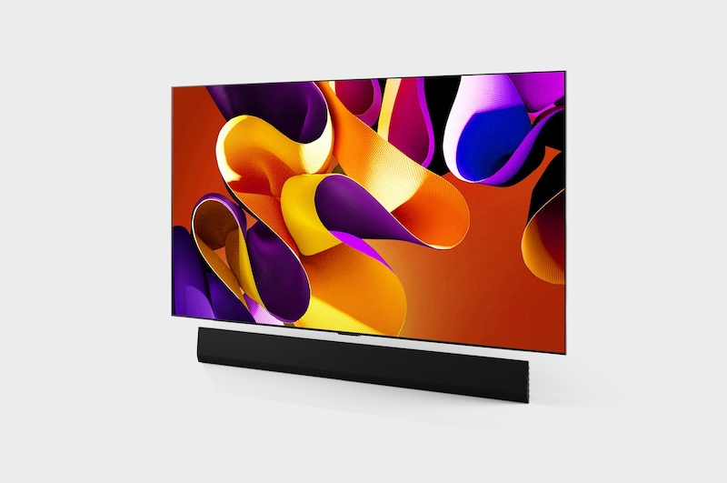 貼合在牆上的 LG OLED evo G4 4K 智能電視稍微傾斜的左側面視圖,而其下方是 Soundbar