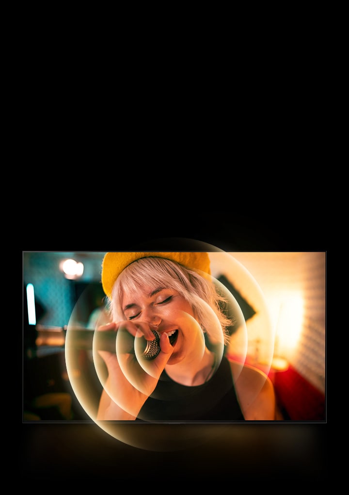一名女子手持麥克風唱歌，她的嘴周圍有橙色圓圈圖形，以展示聲景。