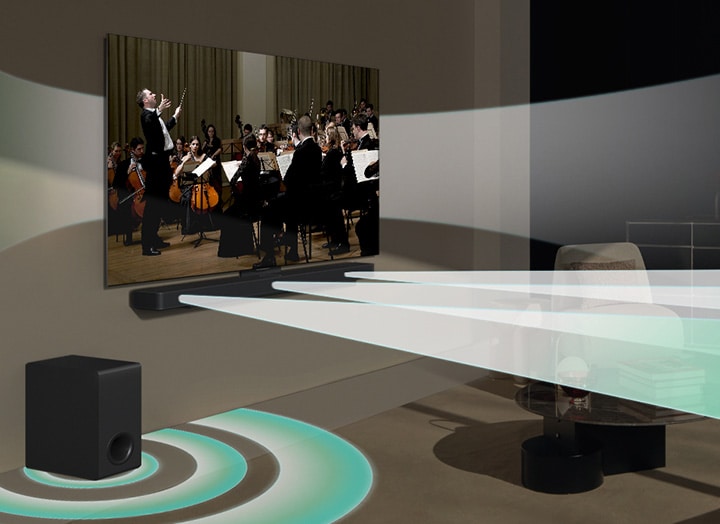 掛牆 LG 電視正在播放音樂會場景。虛擬音效同時從 LG 電視、LG Soundbar S60T 及其重低音喇叭發出，展現出 WOW Orchestra 誕生過程。