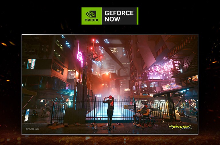 電視周圍冒出火焰，內裏螢幕可見《Cyberpunk》遊戲。電視頂部有個 Geforce NOW 標誌。