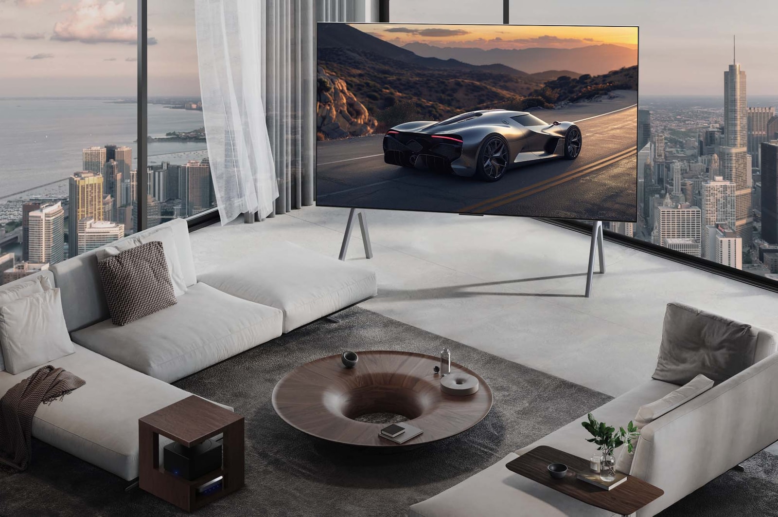 窗外為城市景觀的寬敞客廳。LG OLED 電視被安放在座地架上。超薄機身設計讓螢幕帶來身歷其境般的觀賞體驗。Zero Connect Box 巧妙隱藏其中。