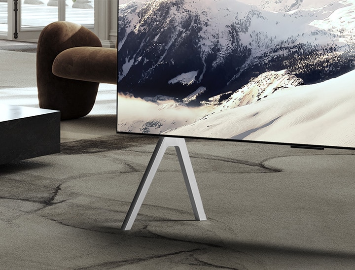 LG OLED 電視的超薄機身設計特寫。