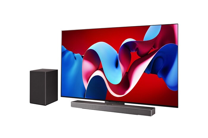 LG OLED evo C4 4K 智能電視稍微向右傾斜的側面視圖,下方有 LG Soundbar,側邊有一個重低音喇叭