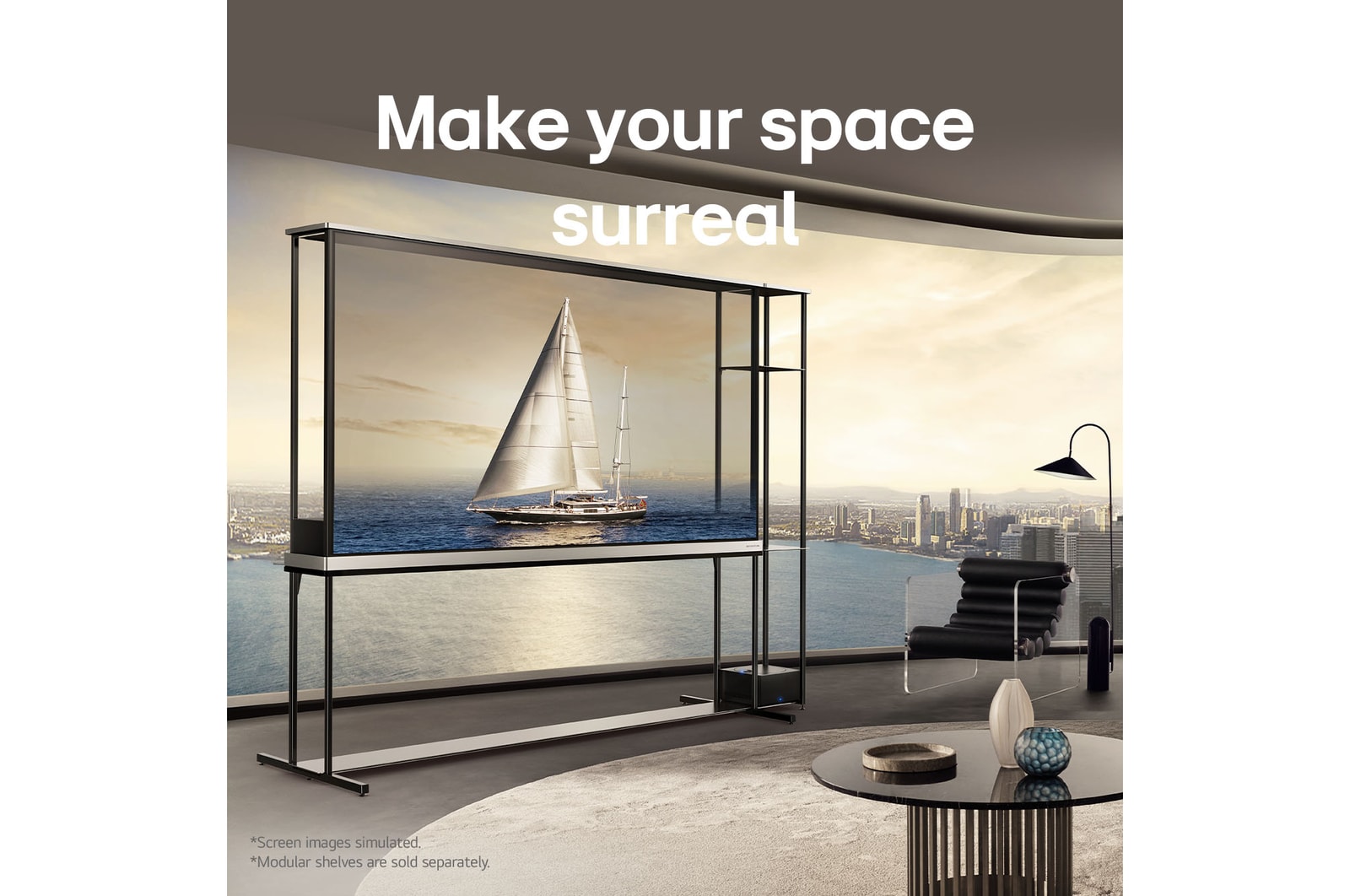 在頂層公寓的客廳中，LG Signature OLED T 放置在全景落地窗邊，外面是水邊城市景觀。電視螢幕上顯示著一艘遊艇，但因電視使用透明模式，所以遊艇看起來像是飄浮在外面的水面上一樣。