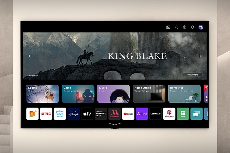 顯示 LG webOS 畫面的電視置於牆上。