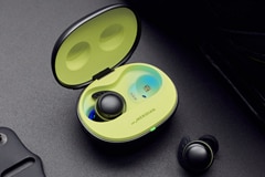 圖片顯示開啟 UV Nano 的 LG TONE Free。