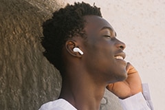 有位男士正在使用 LG TONE Free 聽音樂