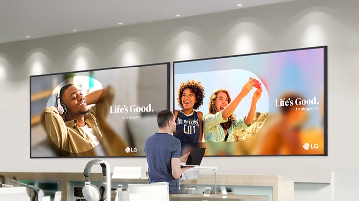 Two UH7Q displays are installed on the wall of the telecom store. The UH7Q has high brightness, making it clearly visible even under the store's bright lighting.