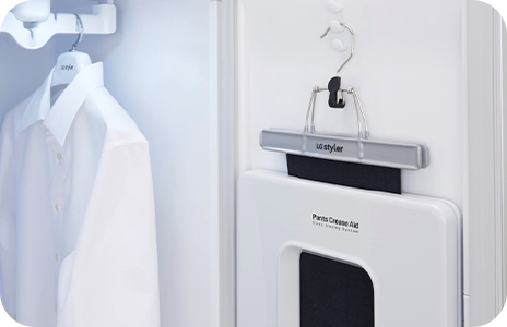 Esta es una imagen de poner detergente en la lavadora.