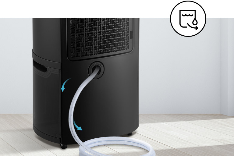 A hose is connected to the product to show that continuous drainage is possible without emptying the water tank.