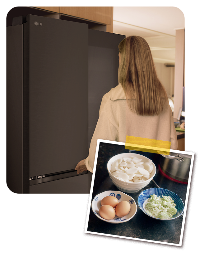 Egy férj és feleség ételt készít az LG hűtőszekrényben található alapanyagokból