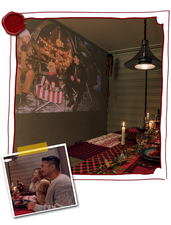 Egy pár, aki az LG CineBeam projektorral közös emlékeiket nézi.