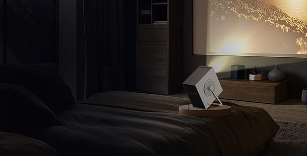 LG CineBeam projektort és egy vásárlót ábrázoló kép.
