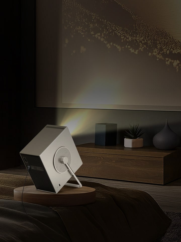 LG CineBeam projektort és egy vásárlót ábrázoló kép.