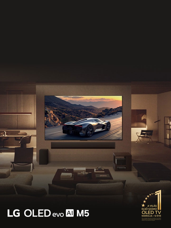 Stílusos nappali a falra szerelt LG OLED evo M5 TV-vel. Alatta LG Soundbar. A Zero Connect Box elrejtve, egy kisasztal/komód alatt található. Egyetlen vezeték sem látható - ez szemlélteti a TV True Wireless technológiáját. „A világ első számú OLED TV-je 12 éve” embléma és az LG OLED evo AI M5 logó látható.