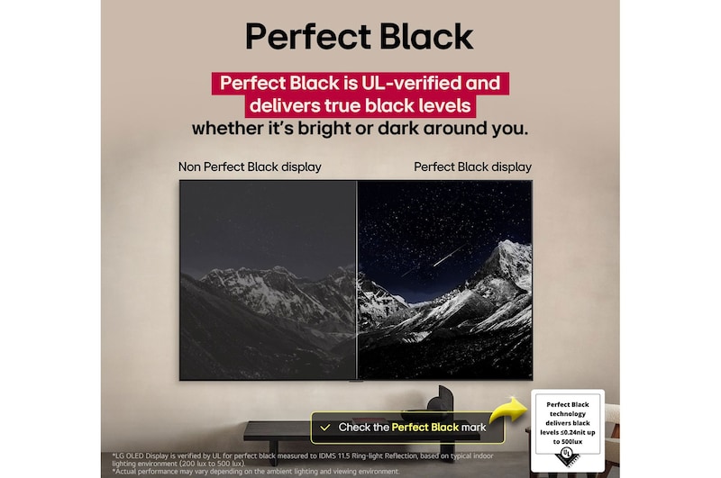 Nappali, falra szerelt LG OLED TV készülékkel. A TV-n egy hegyláncolat látható a csillagokkal teli, sötét, esti égbolt előtt. Ez a jelenet ketté van osztva, hogy megmutassa, hogyan biztosít a Perfect Black technológia tökéletes fekete szinteket, akár világos, akár sötét van Ön körül. Az egyik oldal egy fakóbb, szürkébb változatát mutatja a tájnak, Matt megjelenítés felirattal. A másik oldalon egy 