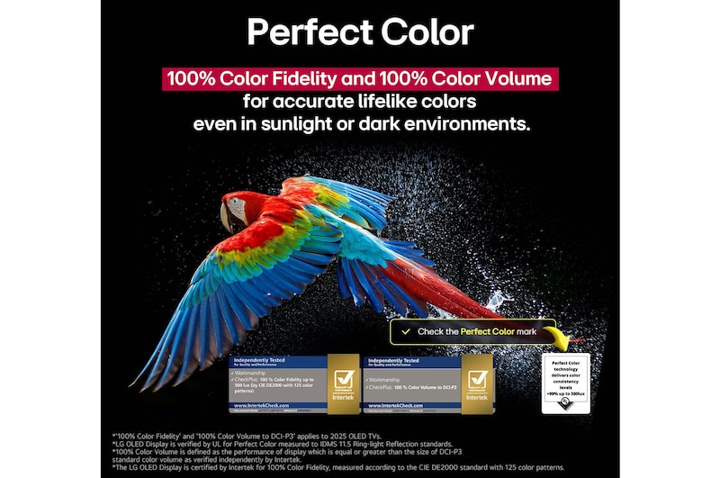 Színpompás papagáj ultra-nagy felbontásban fekete háttér előtt. Körülötte vízcseppek lebegnek a levegőben. A kép a Perfect Color technológiát mutatja be, hogy a papagáj testén minden színárnyalat mennyire vibráló és élénk. A sötét háttér a részletes vízfröccsenésekkel azt is kiemeli, hogy a képernyő tükröződésmentes. Különböző UL és Intertek tanúsítvány logók láthatók. Ezek a 100%-os színhűségre, 