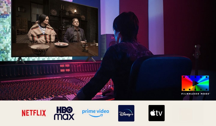 Egy rendező a vezérlőpult előtt, miközben a „Killers of the Flower Moon (Megfojtott virágok)” című filmet vágja egy LG QNED TV-n. Balra lent a Dolby Vision logó és a FILMMAKER MODE logó látható. A kép alatt a Netflix, HBOmax, Prime Video, Disney Plus, Apple TV és LG Channels logói láthatók. 
