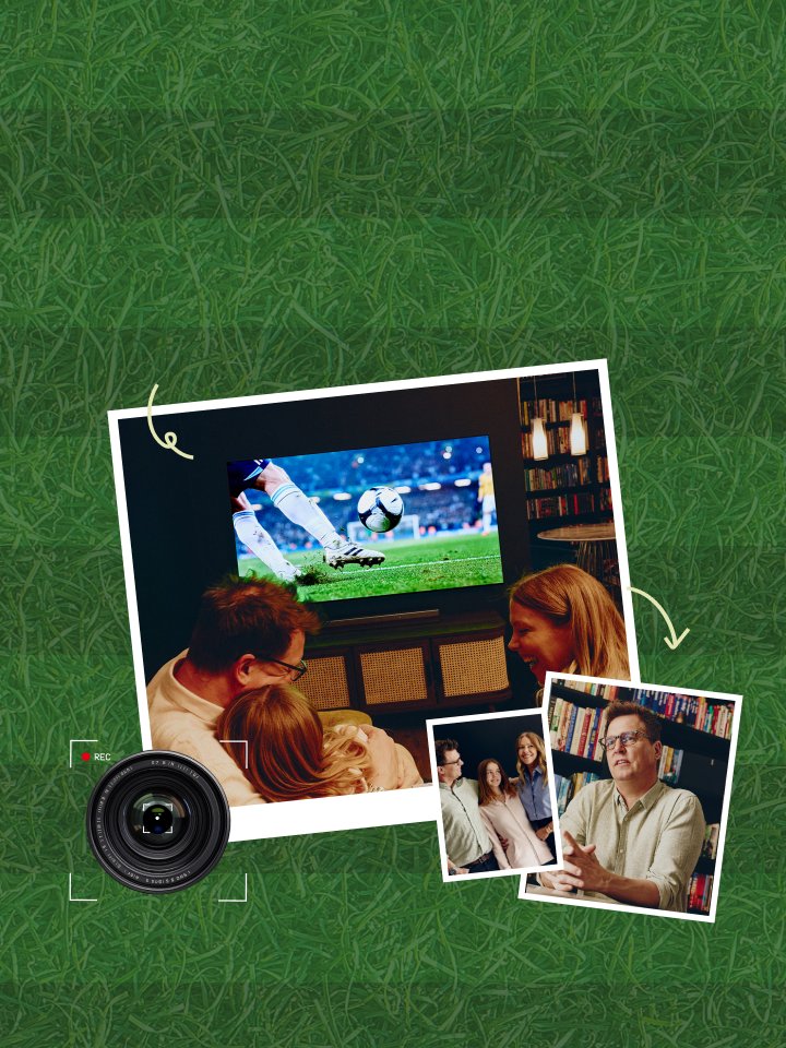 Egy család nappaliban futballmeccset néz egy falra szerelt LG OLED tv-n, ami egy labdát rúgó játékost mutat egy foci pályáján
