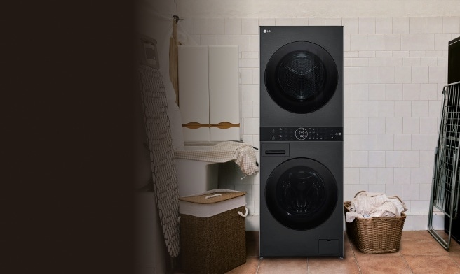 Egymásra épített LG WashTower egység egy csempézett mosókonyhában, két fonott szennyeskosár mellett.