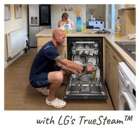 Egy férfi térdel a padlón, és edényeket pakol egy nyitott LG mosogatógépbe. [with LG's TrueSteam™]