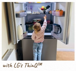 Egy kisgyermek benyúl egy nyitott, kivilágított hűtőszekrénybe. [with LG's ThinQ™]