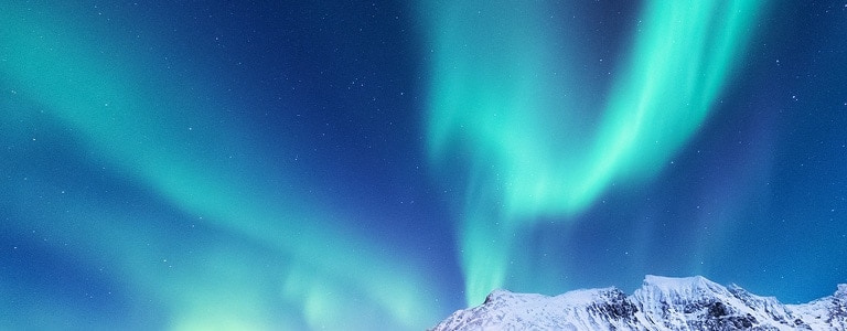 Tiszta kép: sarki fény a hegy felett