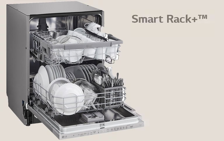 A képen egy edényekkel megpakolt mosogatógép látható nyitott ajtóval.